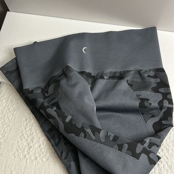 Zyia Seamless Camo High Waist 7/8 Performance Leggings size large - Picture 3 of 12